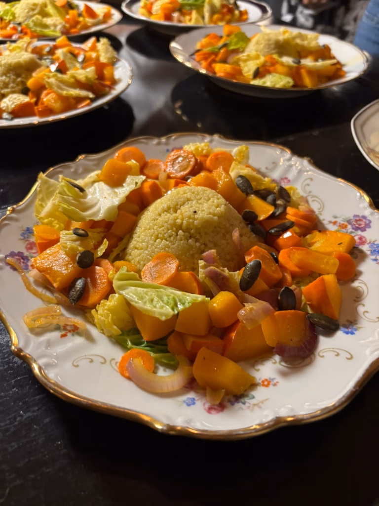 bunter Herbstteller mit Hirse, Kürbis, Karotte und Mangold